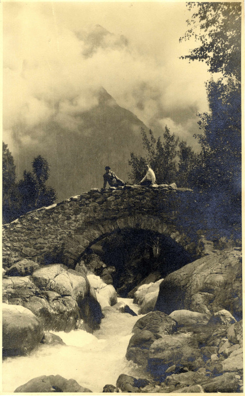 Le Temps suspendu. Collections photographiques. : Henri Cameré, Pont romain sur le torrent de la Navette, juillet 1932, Tirage gélatino-argentique, 38 x 23 cm © Annecy, Musée-Château